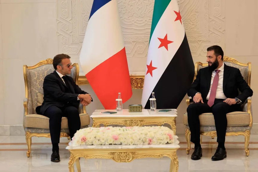 الشرع يستقبل ماكرون في القصر الرئاسي عقب سماع دوي انفجارات في دمشق