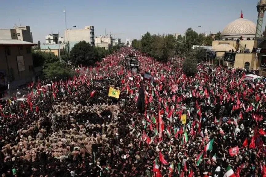 حشود غفيرة تشارك في وداع خامنئي في مدينة قم