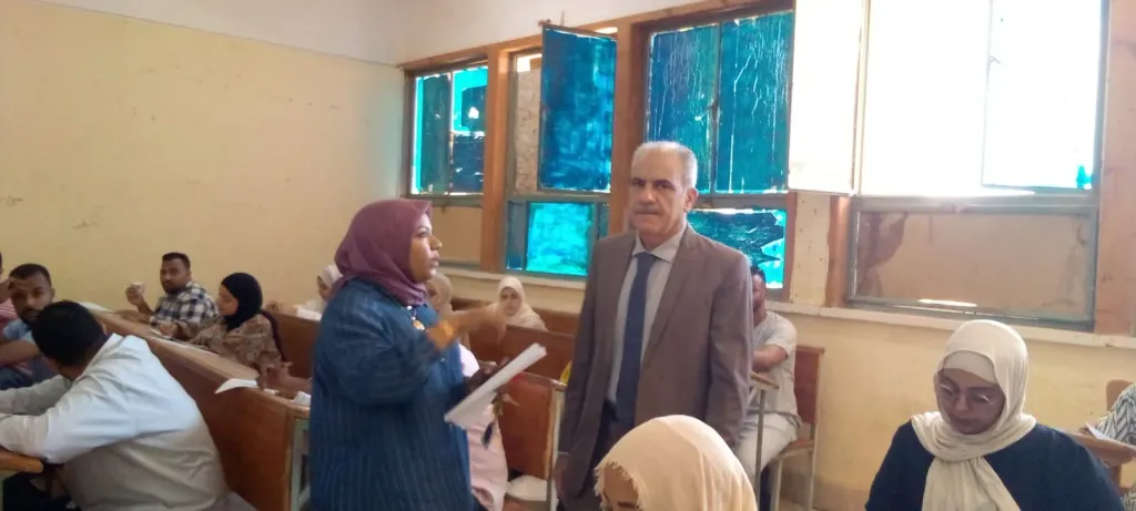 رئيس جامعة أسوان يتابع امتحانات التعليم المدمج .. 400 طالب يؤدون امتحانات برنامجي التجارة والزراعة