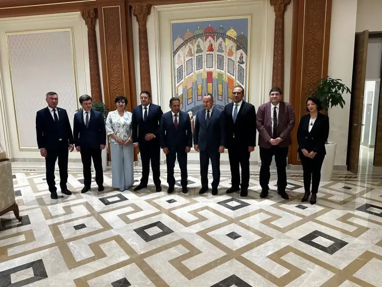 وزير التعليم العالي يبحث مع نظيره الأوزبكي تعزيز التعاون العلمي والجامعي