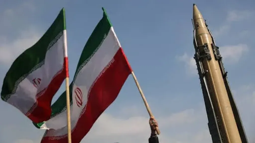 إيران تتوعد برد حاسم على الغارات الأمريكية