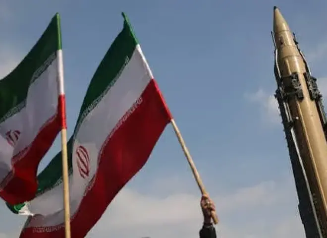 إيران تتوعد برد حاسم على الغارات الأمريكية