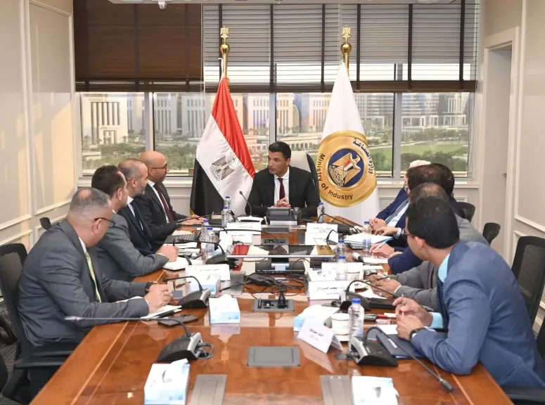 وزير الصناعة يبحث مع رئيس شركة ABB مصر المتخصصة في الصناعات الكهربائية خطط الشركة التوسعية في السوق المصري
