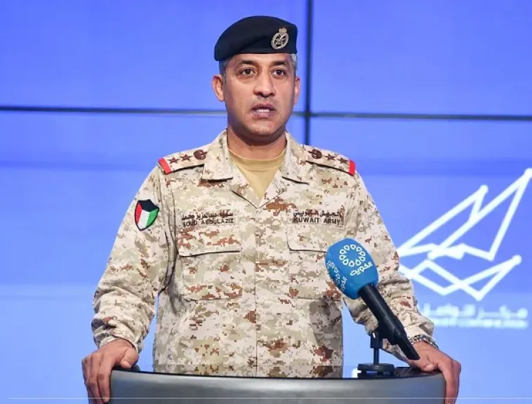 الجيش الكويتي: أضرار مادية وإصابة شخص إثر سقوط شظايا ناجمة عن اعتراض صواريخ ومسيرات إيرانية