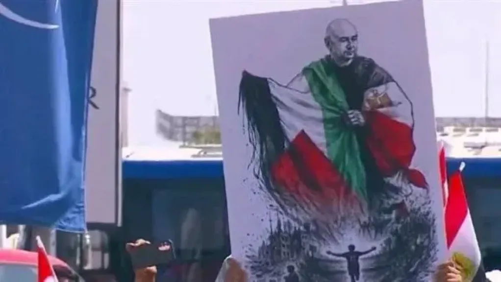 حسام حسن يتصدر استقبال الفراعنة في العلمين.. الجماهير ترفع صور العميد بالعلم الفلسطيني