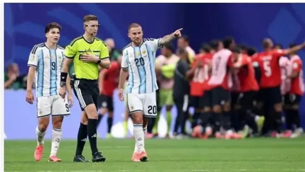 فيفا يقرر عدم معاقبة الأرجنتين بعد هتافات سياسية عقب مباراة منتخب مصر
