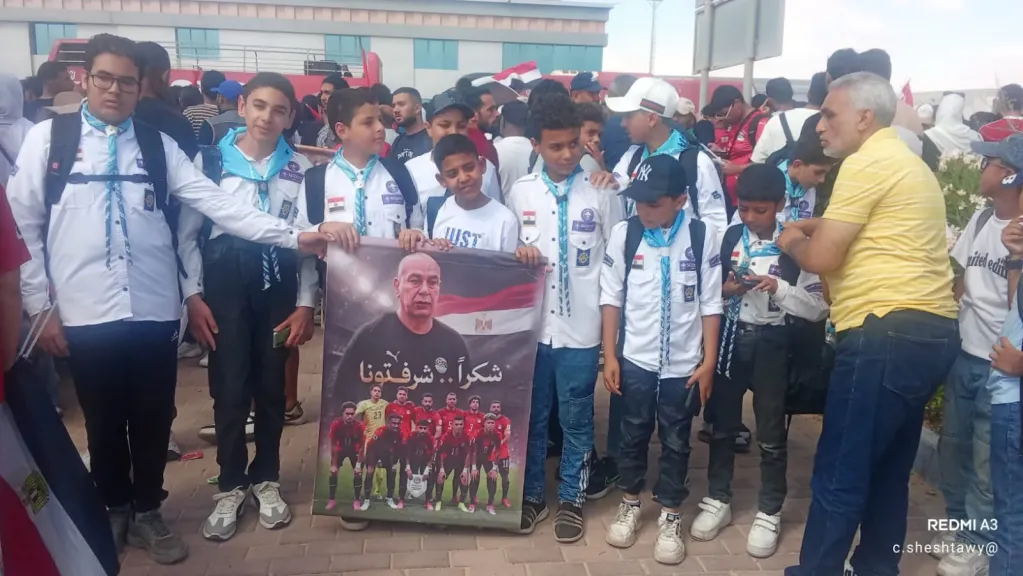 أجواء تراثية واحتفالية.. شباب مطروح يرسمون لوحة وطنية في استقبال أبطال المنتخب الوطني بمطار العلمين الدولي