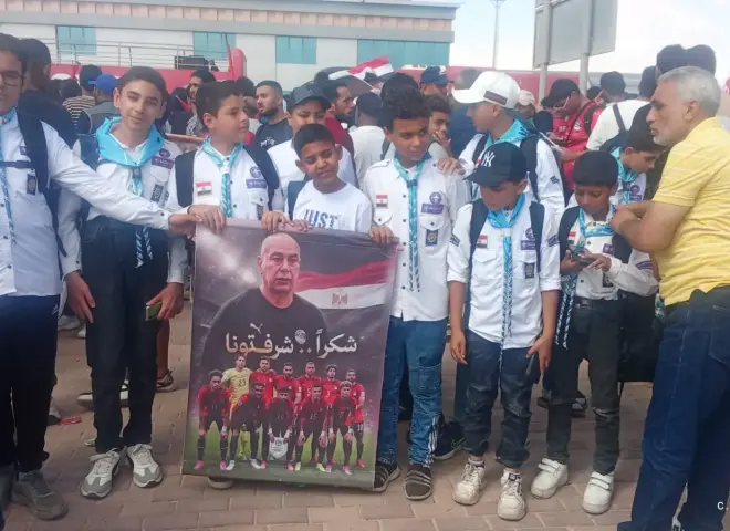 أجواء تراثية واحتفالية.. شباب مطروح يرسمون لوحة وطنية في استقبال أبطال المنتخب الوطني بمطار العلمين الدولي