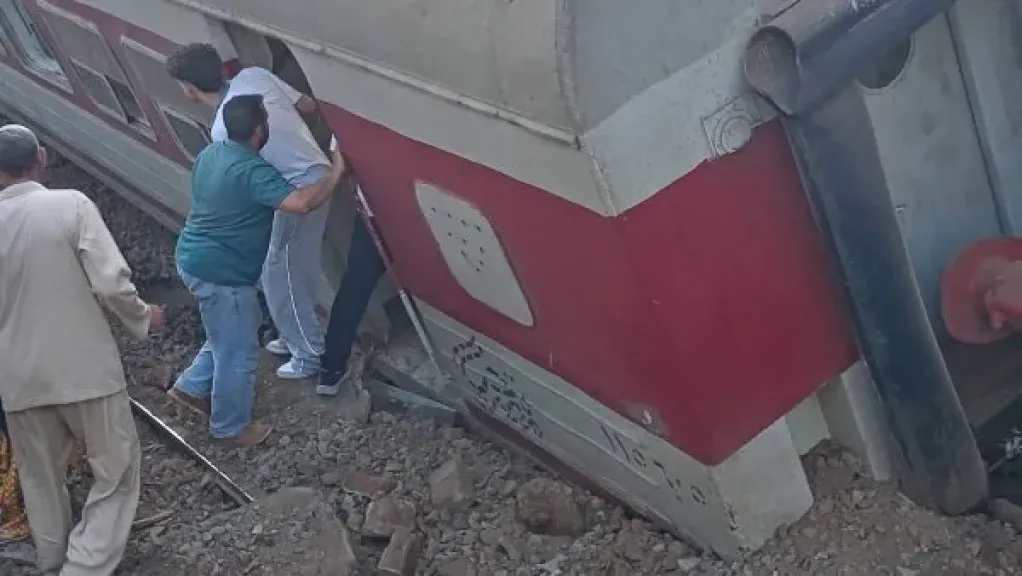 إصابة 14 شخصًا في خروج عربة قطار عن القضبان بمحطة محلة روح بالغربية.. والمحافظ يتابع المصابين