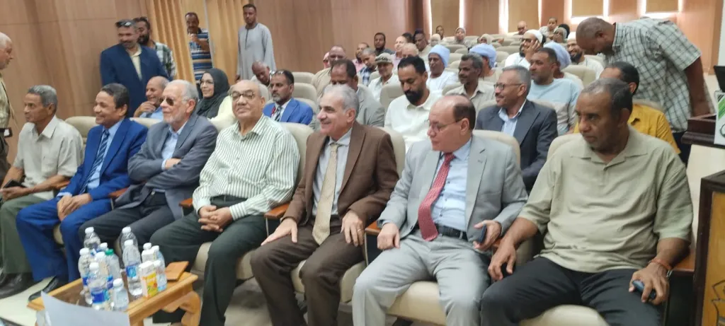 رئيس جامعة أسوان يشهد مناقشة رسالة دكتوراه حول تنمية مهارات التعلم الذاتي للأخصائيين الاجتماعيين في المجال المدرسي