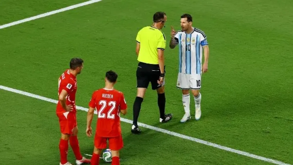 ”تحدث معي باحترام”.. ميسي يدخل في مشادة مع حكم مباراة الأرجنتين وسويسرا بكأس العالم 2026