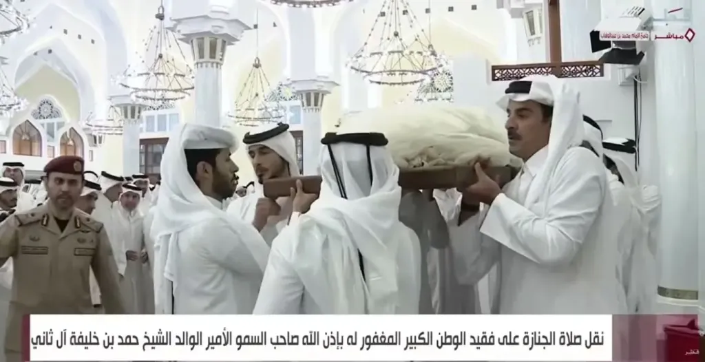 أمير قطر يحمل جثمان والده الراحل حمد بن خليفة خلال مراسم تشييعه بالدوحة