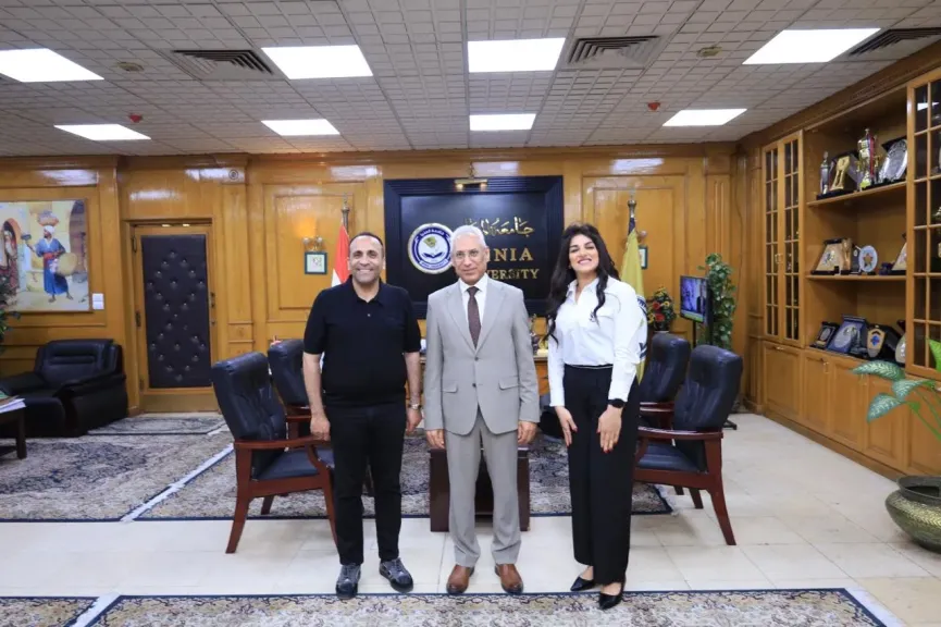 رئيس جامعة المنيا يلتقي رئيس مجلس أمناء جامعة اللوتس لبحث تعزيز التعاون الأكاديمي والتدريب بالمستشفيات الجامعية