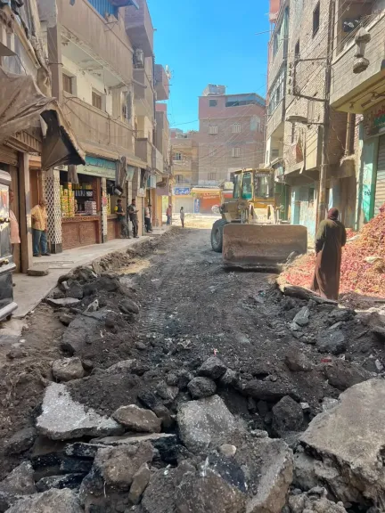 محافظ الغربية يتابع بدء أعمال إزالة طبقة الأسفلت المتهالكة بشارع البهي تمهيدًا لرصفه بحي أول المحلة