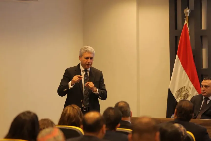 وزير السياحة والآثار يلتقي بأعضاء تنسيقية شباب الأحزاب والسياسيين