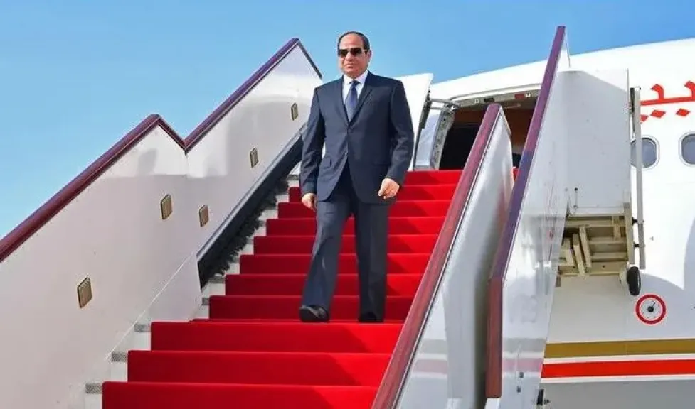 السيسي يصل الدوحة لتقديم العزاء في أمير قطر السابق حمد بن خليفة