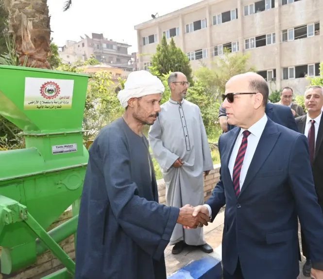 حمايةٌ للرقعة الزراعية.. وتخفيفٌا للأعباء عن المواطنين.. محافظ الغربية يُهدي المزارعين فراطات الذرة مجانًا