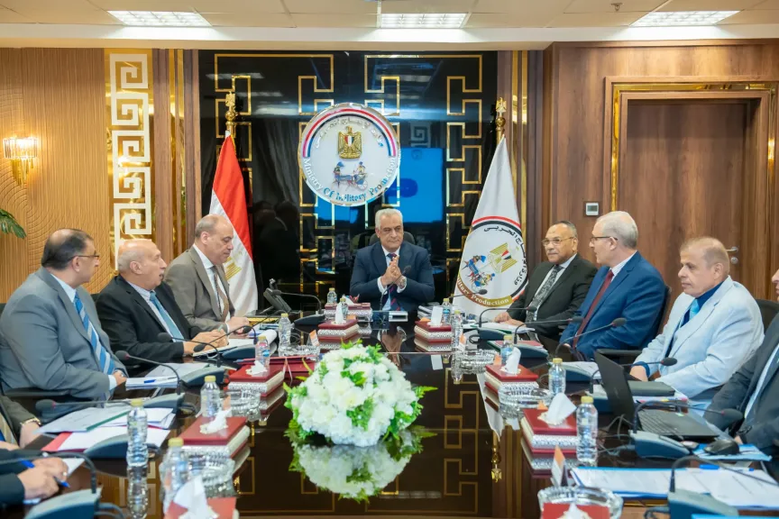 وزير الإنتاج الحربي يوجه بالتوسع في التدريب العملي وتأهيل كوادر جديدة لمواكبة التطور الصناعي