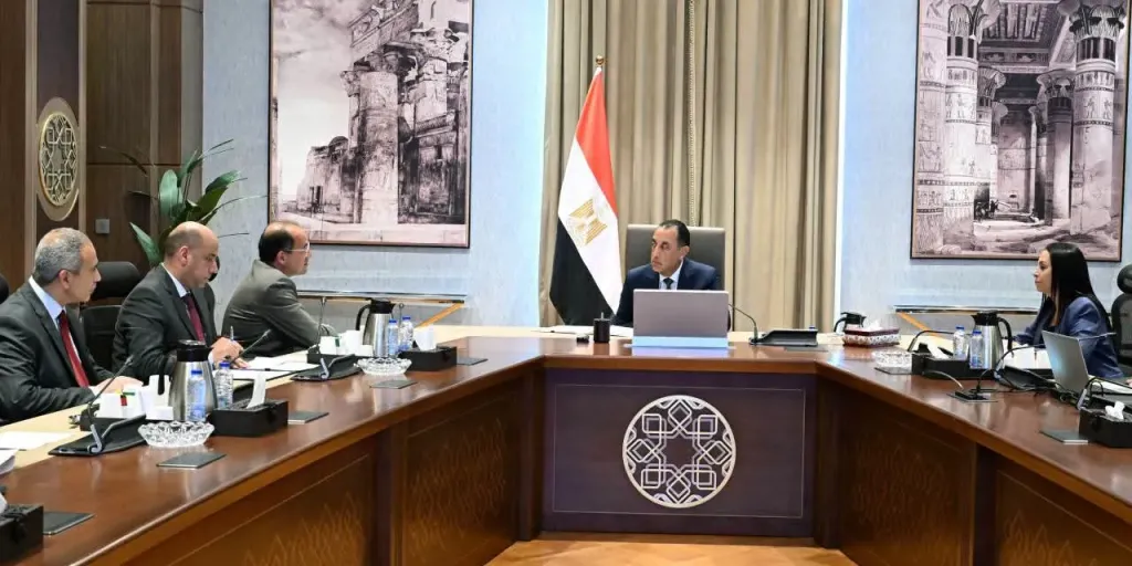 رئيس الوزراء يبحث مبادرات تحفيز العمالة غير المنتظمة وأصحاب المهن الحرة والمصريين بالخارج للاستفادة بالحماية الاجتماعية