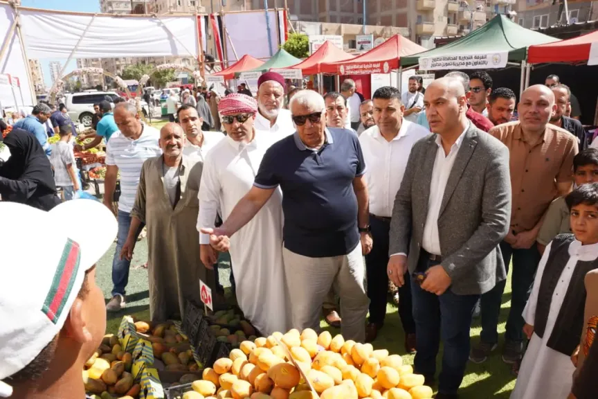 محافظ مطروح يفتتح سوق اليوم الواحد ويخفض سعر اللحوم إلى 300 جنيه
