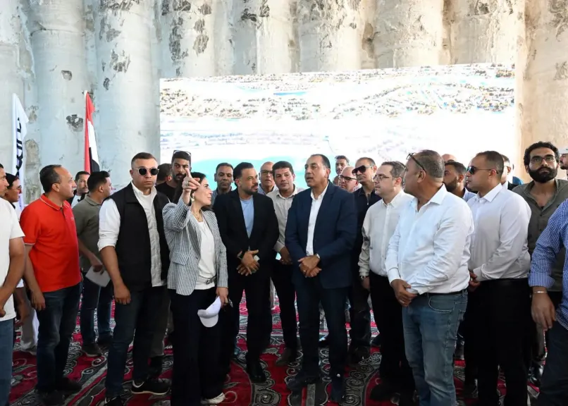 رئيس الوزراء يتفقد مشروع نفق الطريق الساحلي ”بو غاز نيو مارينا”