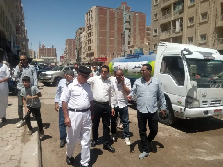 نائب محافظ مطروح يقود حملة نظافة وتوعية بمنطقة الطبية لمتابعة انتظام منظومة الجمع السكني
