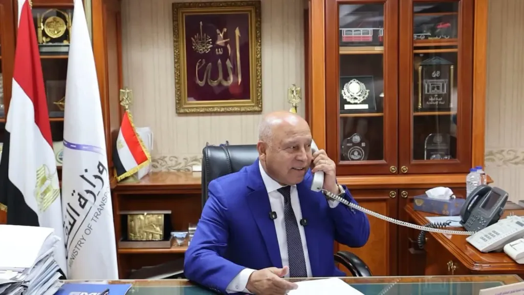 وزير النقل يجري اتصالًا هاتفيًا بالمواطنة ليلى حسن المقيمة بأسوان مؤكدًا: قدمت نموذجًا للمَرأة المصرية العظيمة