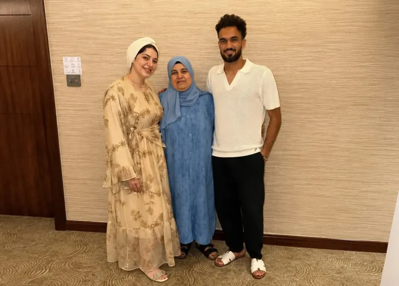 صور عائلية لمصطفى زيكو مع والدته وزوجته تعيد الجدل حول علاقته بأسرته