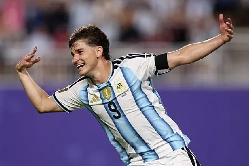ألفاريز يتوج بجائزة مميزة مع الأرجنتين قبل نهائي كأس العالم