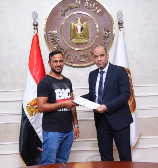 وزير العمل يُسلِّم عقود عمل جديدة لفنيي الصيانة الميكانيكية والكهربائية للعمل في شركات لبنانية