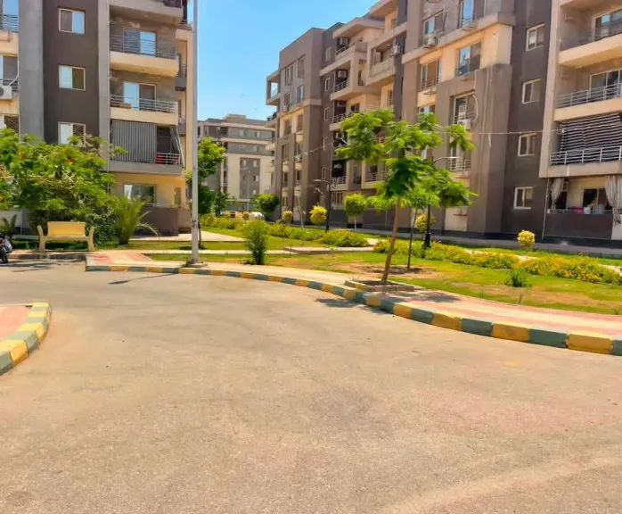 وزيرة الإسكان تتابع موقف تنفيذ عدد من المشروعات وملفات العمل بمدينتي العاشر من رمضان وحدائق العاشر من رمضان