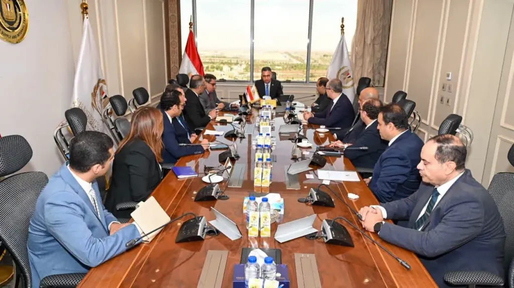 وزير التموين يعقد اجتماعًا مع قيادات الشركة المصرية للاتصالات (WE) لبحث التعاون في تنفيذ مشروعات التحول الرقمي
