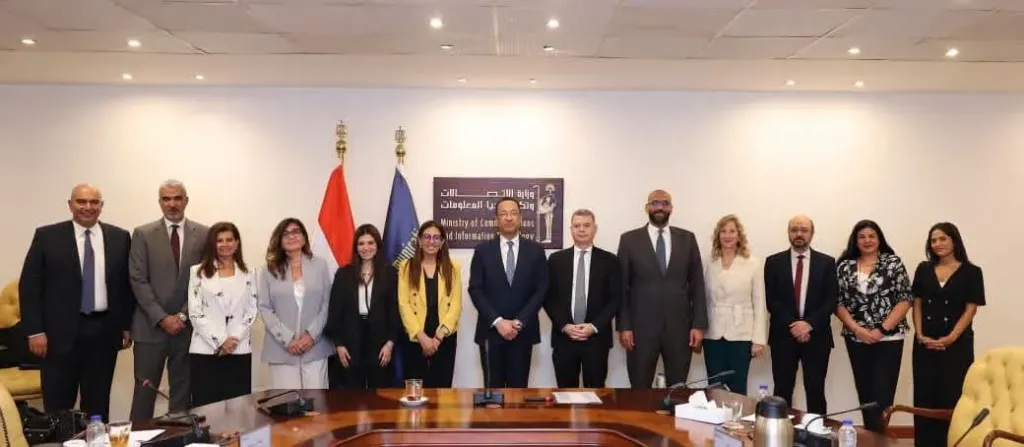 وزير الاتصالات يلتقي أعضاء لجنة التحول الرقمي بغرفة التجارة الأمريكية بالقاهرة