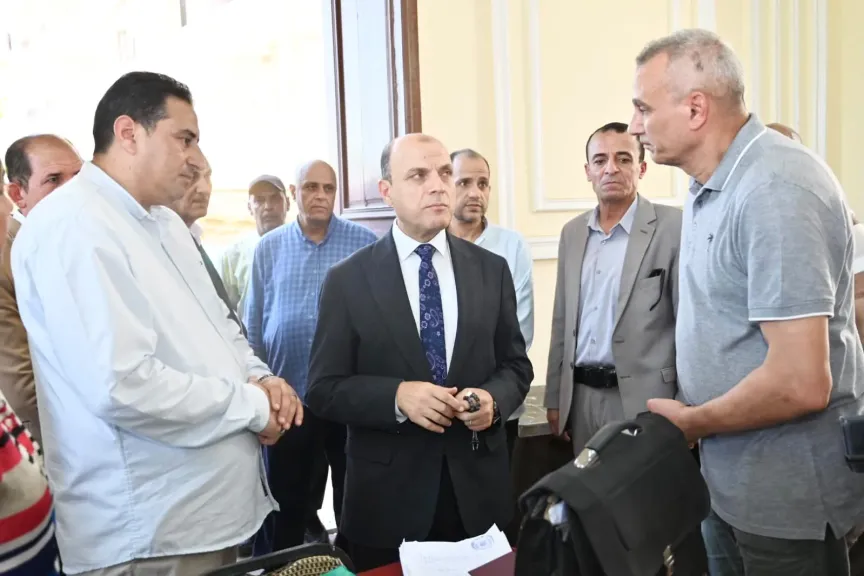 محافظ الغربية في جولة مفاجئه بكفر الزيات بين المواطنين.. يتابع النظافة ورفع الإشغالات ومنظومة التصالح