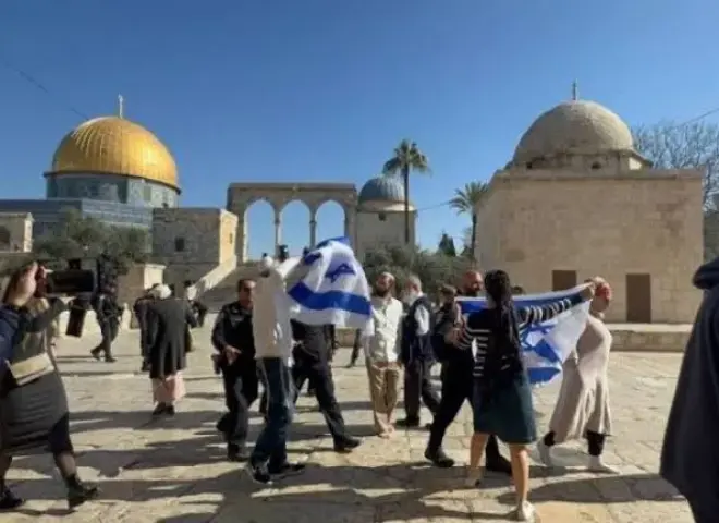 محافظة القدس: مستوطنون يخطون شعارا لجماعات متطرفة داخل المسجد الأقصى