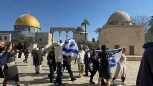محافظة القدس: مستوطنون يخطون شعارا لجماعات متطرفة داخل المسجد الأقصى
