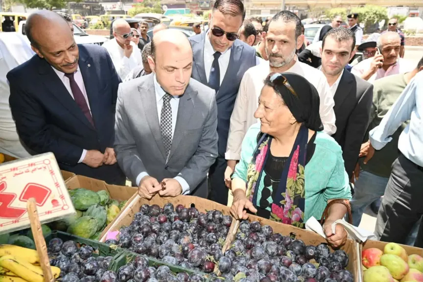 محافظ الغربية يتفقد سوق اليوم الواحد.. والمواطنون: الأسعار أقل من الأسواق