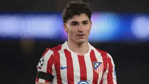 برشلونة يكثف محاولاته لضم ألفاريز.. وأتلتيكو مدريد يتمسك بـ 500 مليون يورو