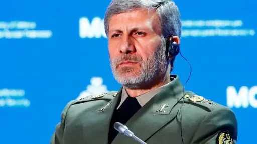 القائد العام للجيش الإيراني: لا نثق بالعدو إطلاقا ونواصل تعزيز قدراتنا القتالية