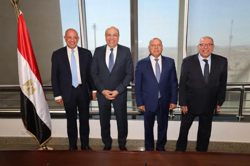 وزيرا النقل والطيران المدني يشهدان توقيع بروتوكول لرفع كفاءة وصيانة الممرات الرئيسية والخدمية والطرق الداخلية بالمطارات