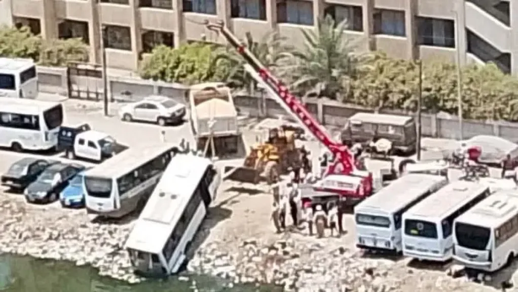 سقوط أتوبيس أجرة في ترعة الشرقاوية بشبرا الخيمة.. والسلطات تنجح في انتشاله دون إصابات