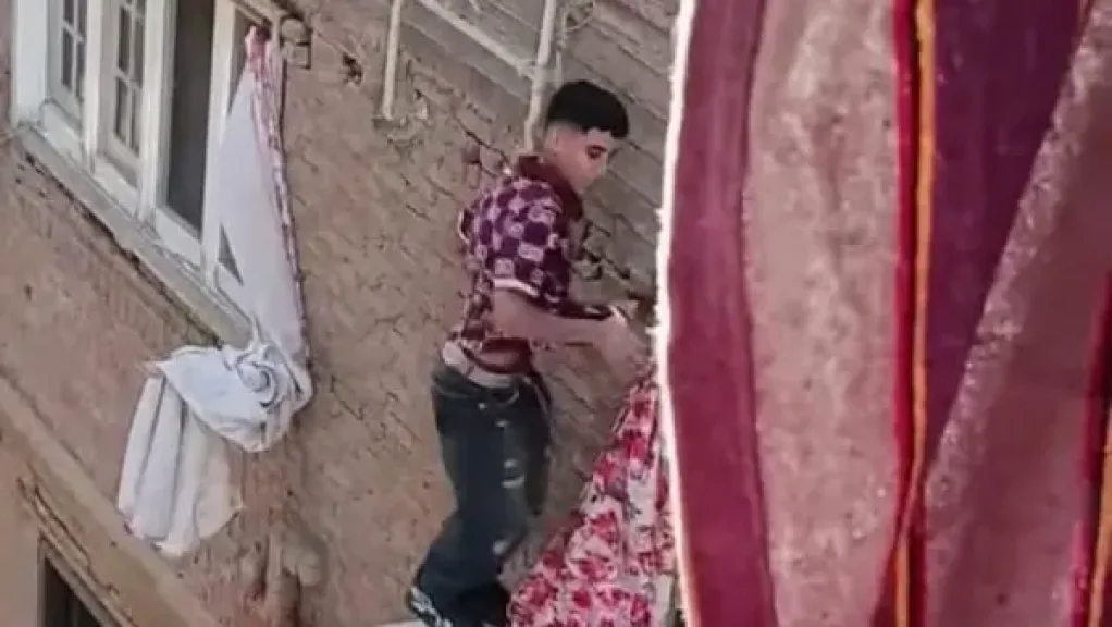 شاب يثير الجدل بعد الرقص فوق ماسورة غاز خلال حفل زفاف في بشتيل.. ومطالبات بمحاسبته