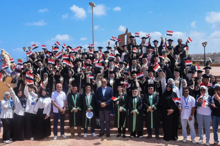 محافظ الإسكندرية يشهد عروض القوات البحرية أمام النصب التذكاري للجندي المجهول احتفالًا بالعيد القومي ال74 للمحافظة
