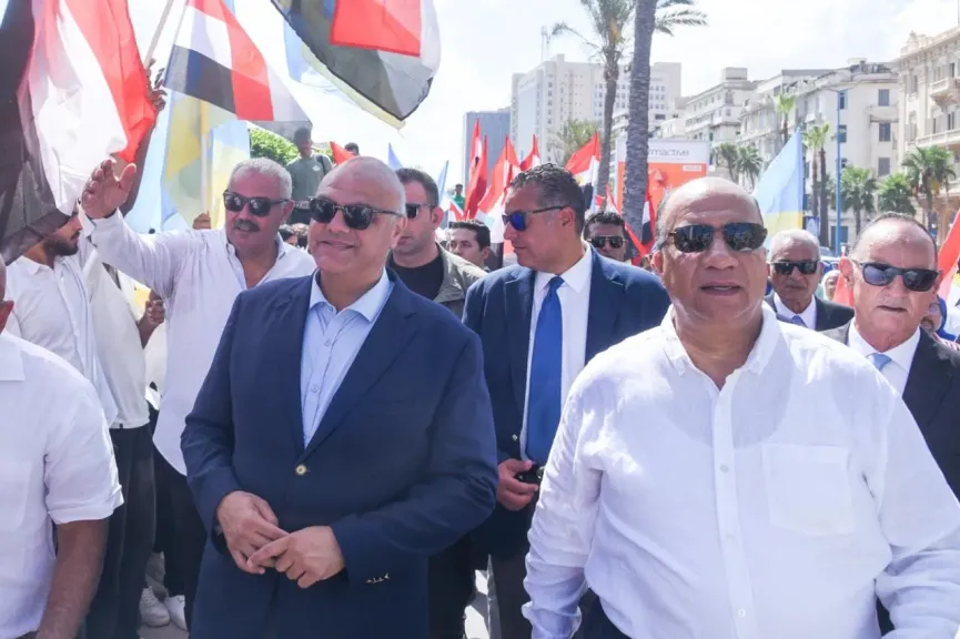 محافظ الإسكندرية يشهد عروض القوات البحرية أمام النصب التذكاري للجندي المجهول احتفالًا بالعيد القومي ال74 للمحافظة