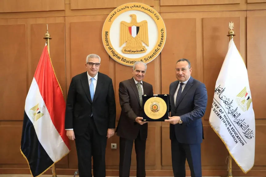 وزير التعليم العالي يكرّم رئيس جامعة أسوان تقديرًا لجهوده