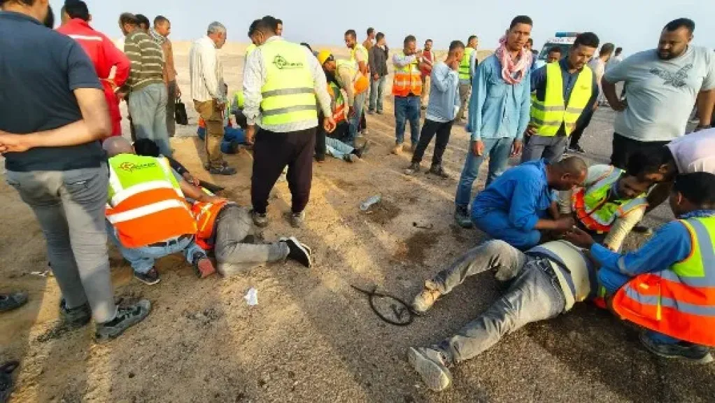 إصابة 14 شخصا إثر انقلاب ميكروباص بطريق رأس غارب - الغردقة