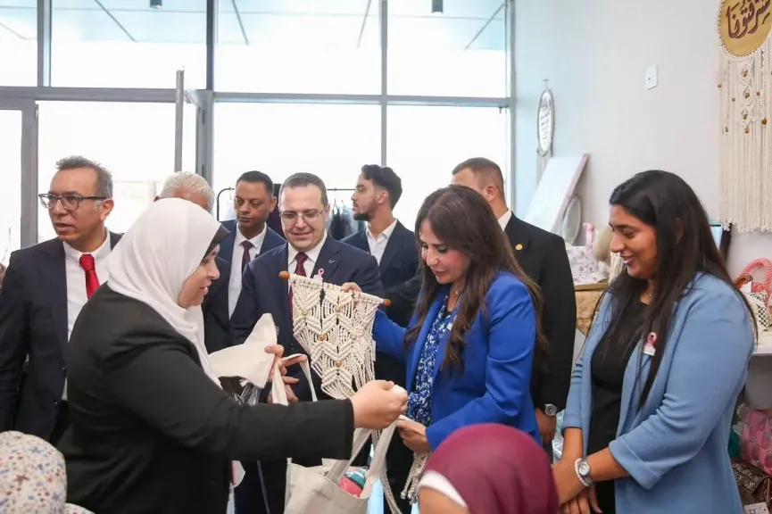 وزيرة الإسكان تزور مستشفى ”بهية” بمدينة الشيخ زايد