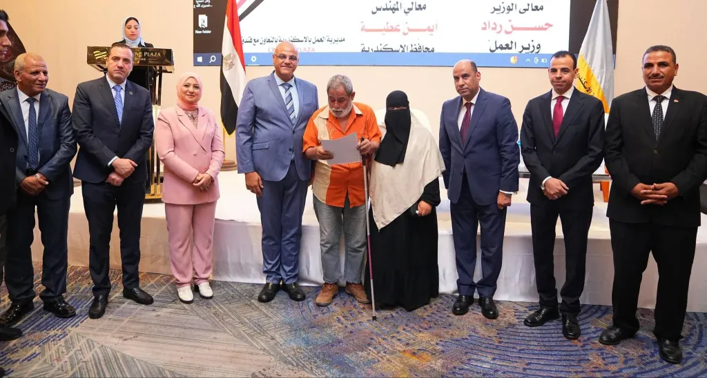 وزير العمل ومحافظ الإسكندرية يسلّمان عقود عمل جديد. وجوائز لخريجي التدريب المهني