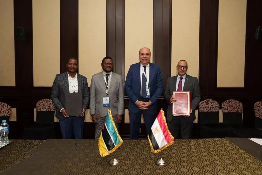 وزير الطيران المدني يشهد توقيع مذكرة تفاهم بين مصر وموزمبيق لتعزيز التعاون الفني