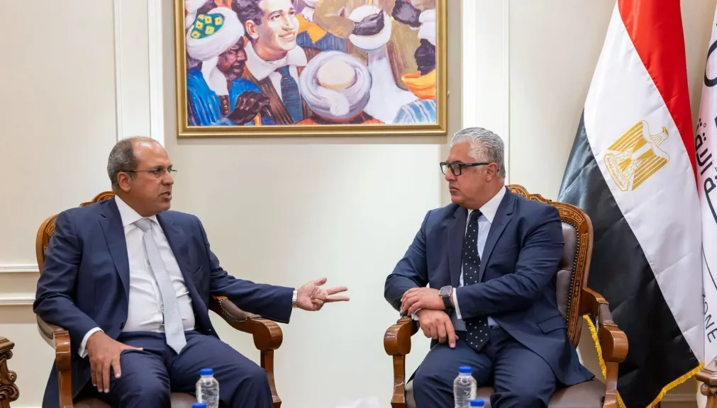 رئيس اقتصادية قناة السويس يستقبل رئيس الجامعة البريطانية في مصر لبحث التعاون في مجالات البحث العلمي والابتكار